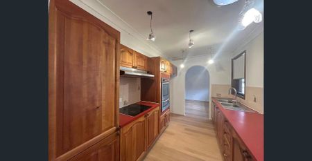 FOUR BEDROOM FAMILY HOME WITH POOL & DOUBLE GARAGE - Photo 5