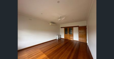 Freshly painted 3 bedroom home - Photo 3