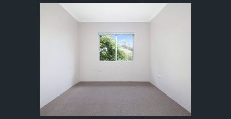 Sunny & Spacious 2 Bedroom Apartment with Parking - Photo 2