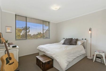 Easy & Modern Living in Leafy Corinda - Photo 4