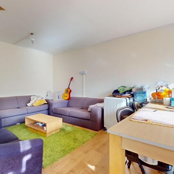 4 bedroom flat to rent - Photo 1