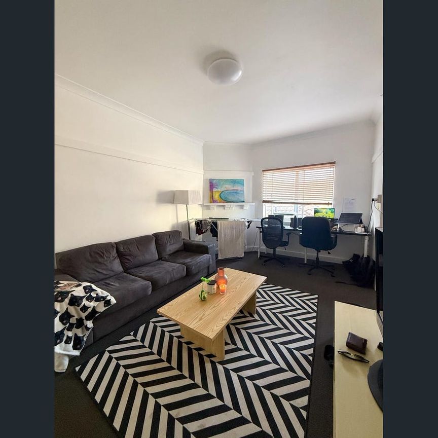 2 Bedroom & sun room Bondi Furnished Unit for Lease - Photo 1