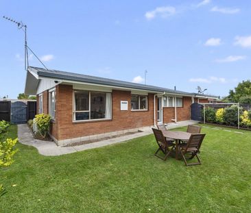 Charming Two Bedroom Unit - Photo 3