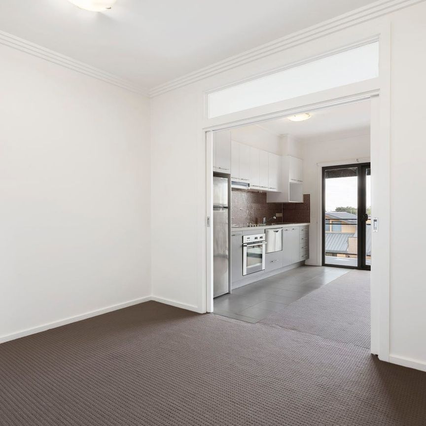 Stylish Two-Bedroom Apartment with Private Balcony - Photo 1