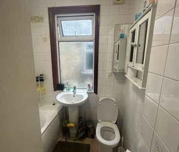 Room in a Shared House, York Road, N11 - Photo 5