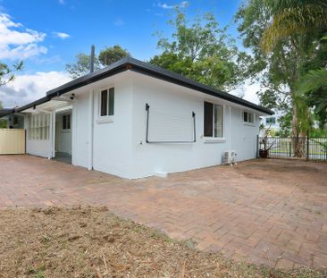 CHARMING HOME IN PRESTIGE WATERFRONT PRECINCT - Photo 3