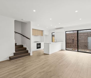 Brand New with 3 Bathrooms! - Photo 4