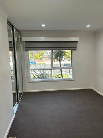 Altona North - Photo 2