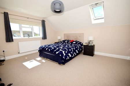 4 bedroom detached house to rent - Photo 2