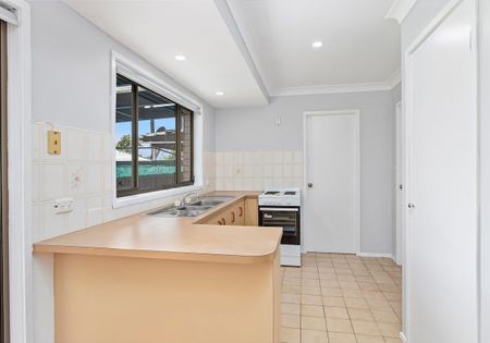 RENOVATED 2 BEDROOM TOWNHOUSE IN PRIME LOCATION! - Photo 4