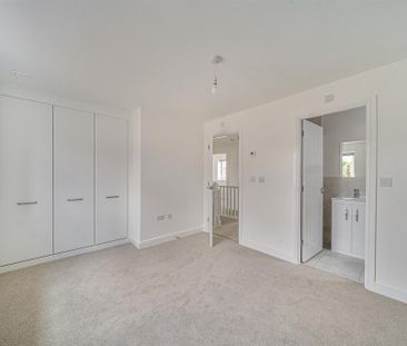 4 bedroom detached house to rent - Photo 2