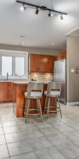 4 ½ semi-meublé au dernier étage - Top-Floor Semi-Furnished 2-Bedroom Apartment ** 2 parking spots inclus ** - Photo 1