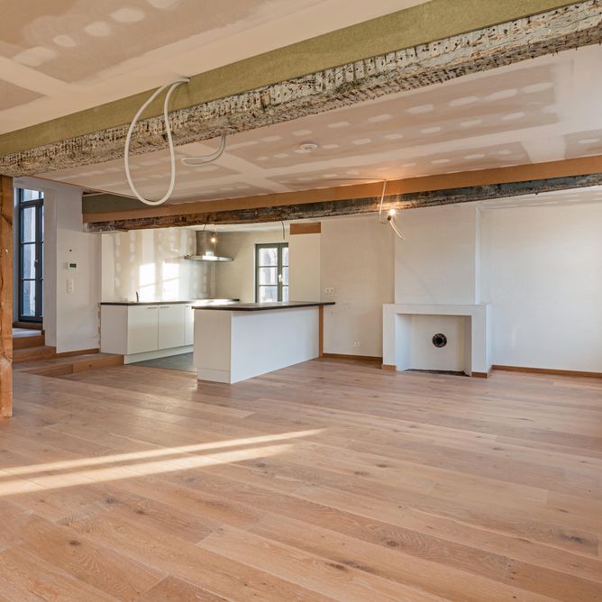 Uitzonderlijk en volledig vernieuwd duplex-appartement gelegen op de Markt van Eeklo! - Photo 1