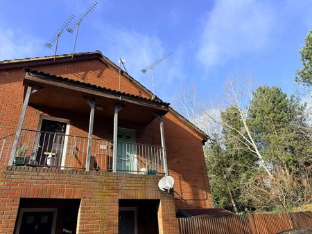 St. Peters Gardens, Wrecclesham, Farnham, GU10 4QZ - Photo 4