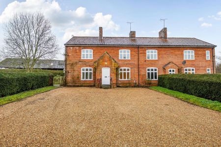 5 bedroom farmhouse in rural setting with off road parking, and lawned garden. - Photo 4