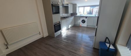 32 (7-BED) Kings Road, Canton, Cardiff, CF11 9DA - Photo 2