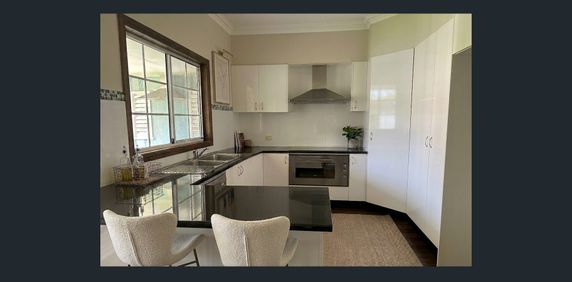 Single Level Home - Photo 2