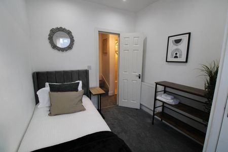 4 Bed Detached House, Martin Terrace, LS4 - Photo 5