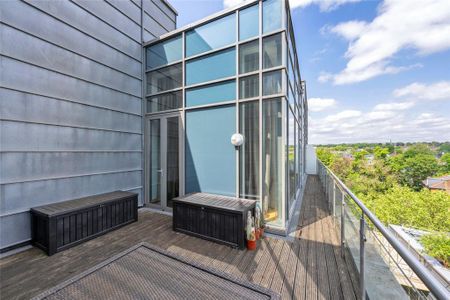 3 bedroom penthouse to rent - Photo 2