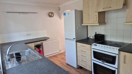 3 bedroom semi-detached house to rent - Photo 3