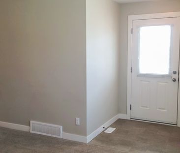 Bright & Spacious 2 Bedroom Apartment In Chestermere’s Lake Community. - Photo 5