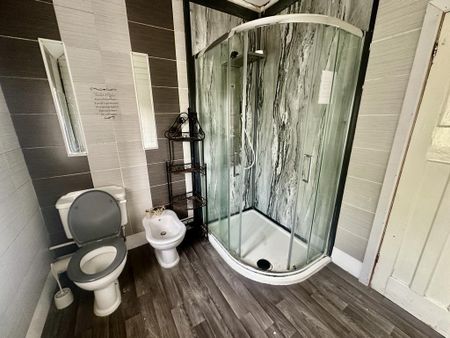 1 bedroom in a house share to rent - Photo 5