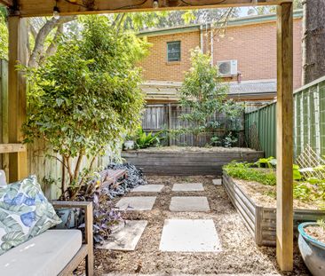 Idyllic Cottage Living Opposite Flora Reserve - Photo 6