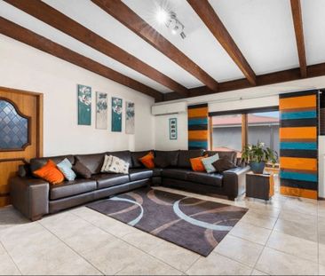 Spacious 4-Bedroom Family Living in Prime Frankston Location! - Photo 3