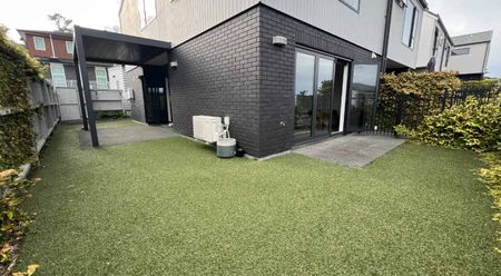 Stylish 3-Bedroom Home in East Tamaki Heights - Photo 3