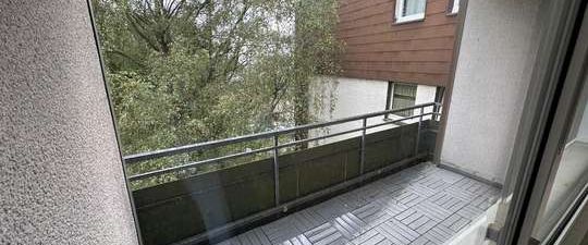 Große 4 Zimmer Wohnung mit Balkon und Einbauküche! - Foto 1