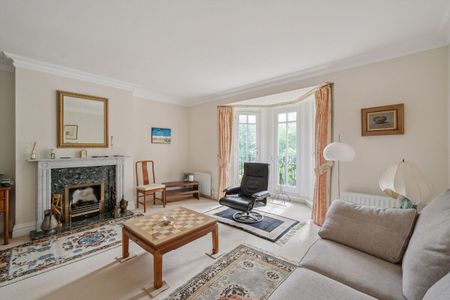 A charming three bedroom family home located in the Richmond Bridge Devlepment. - Photo 4