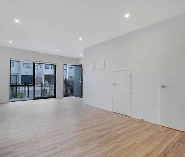 Stunning Three Bedroom Townhouse - Photo 2