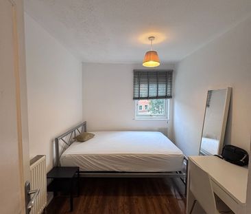 Room in a Shared House, Exhibition Close, W12 - Photo 6