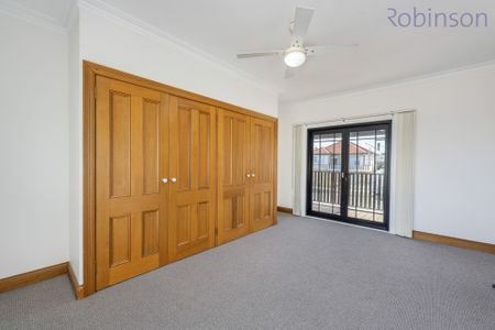 Spacious Two Bedroom Townhouse With Single Garage. - Photo 3