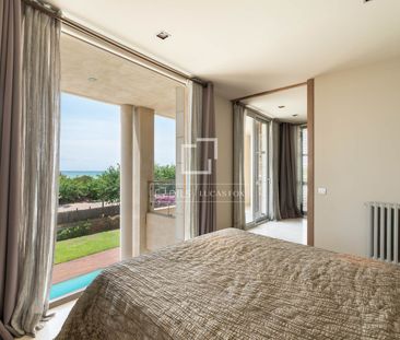 Stunning 6-bedrooom modern villa for rent on the seafront in Gava Mar - Photo 4