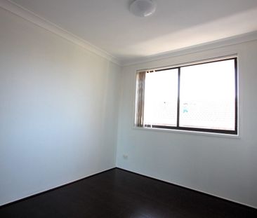 Four bedroom home - walk to station & shops - Photo 1