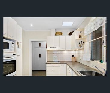 FAMILY FRIENDLY 3 BEDROOM HOUSE WITH BIG SHED. PETS NEGOTIABLE - Photo 6