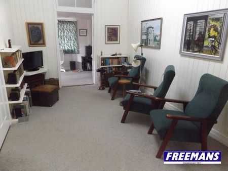 4 Bedroom, 2 Bathroom Home on 1,399 m² Block - Photo 2