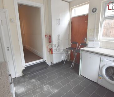 5 Bedroom Semi-Detached House - Photo 6