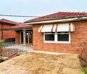 Spacious three-bedroom home in convenient location - Photo 5