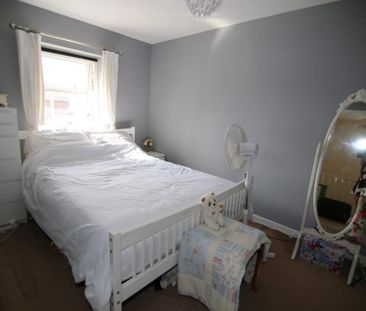 3 bedroom end of terrace house to rent - Photo 2
