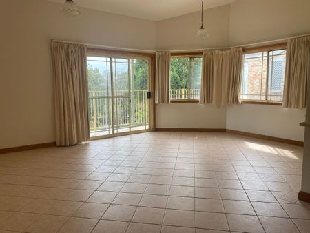 Spacious Family Home - Photo 2