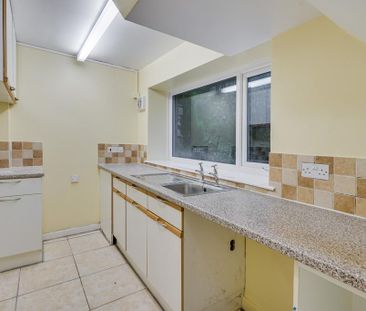 2 bedroom end of terrace house to rent - Photo 2