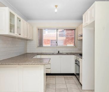 SPACIOUS UPDATED 2 BEDROOM TOWNHOUSE! GREAT LOCATION! - Photo 4