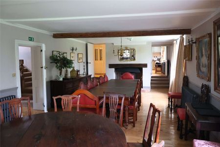 Situated in a glorious part of the South Oxfordshire countryside is this impressive farmhouse that is presented in superb order throughout - Photo 4