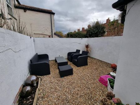 3 bedroom terraced house to rent - Photo 5