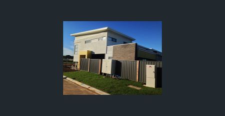 SPACIOUS FAMILY TOWNHOUSE - Photo 3