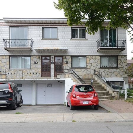 Saint Léonard- 4 1/2 2e étage semi meublé: cuisinière,frigo, table avec 6 chaises,matelas queen,rideau - Photo 3