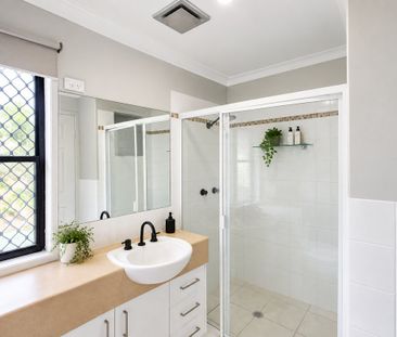 Rear Unit - Modern & Spacious 3 Bedroom Duplex with Private Outdoor... - Photo 2