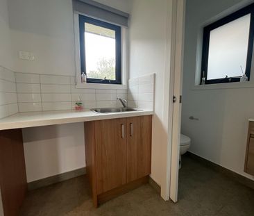 19A Finch Street, Notting Hill VIC 3168 - Townhouse For Rent | Domain - Photo 4